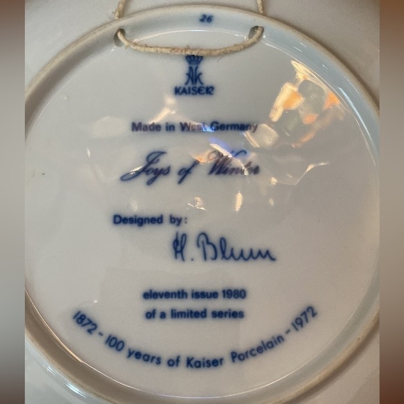 Berlin Christmas Plate 1980 Joys of Winter (English Text) designed by H Bluum - Picture 6 of 7